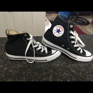 Converse size 7 women/ 5 men’s